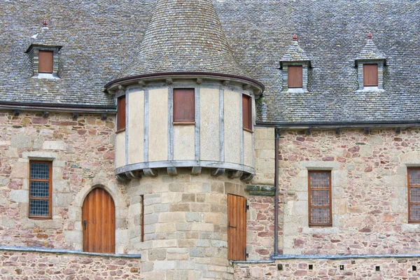 Facciata di un castello medievale con torre — Foto Stock