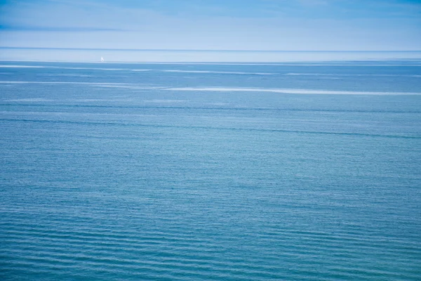 Marinmålning av det oändligt stora blå havet — Stockfoto