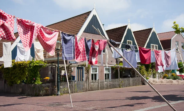 Lavage suspendu sur la rue dans le vieux village de pêcheurs, les Pays-Bas — Photo