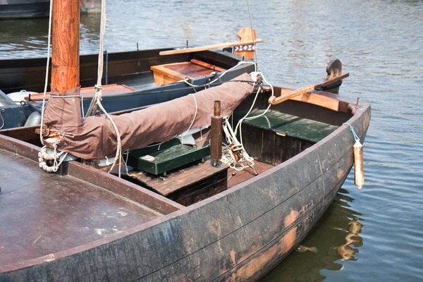 Исторические рыболовные суда в гавани Урк, Нидерланды — стоковое фото