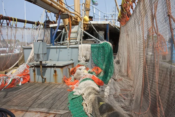Голландский рыболовный корабль с сушильными сетями на палубе — стоковое фото