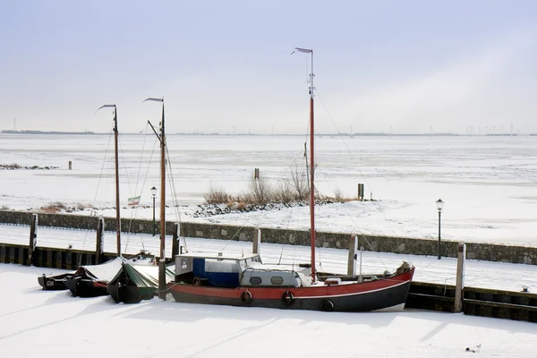 Navio de pesca cercado por gelo no porto — Fotografia de Stock