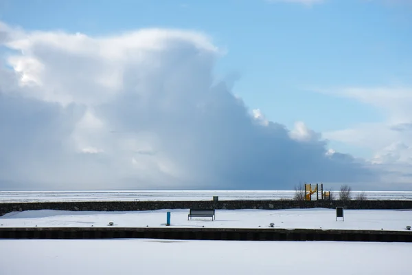 Congelato porto olandese in inverno coperto di neve mentre un th gigante — Foto Stock