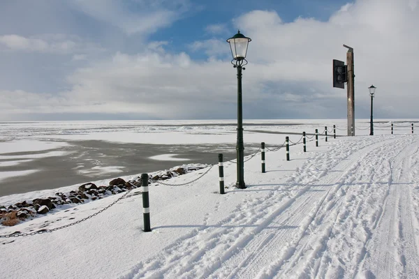 Widok z promenady na zamarzniętym morzu w okresie zimowym — Zdjęcie stockowe