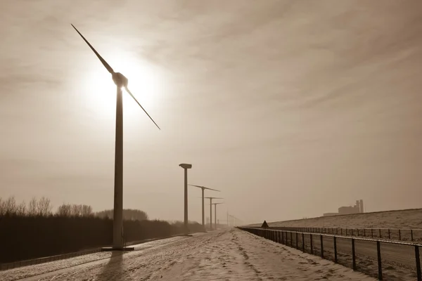 Sepia paysage de moulins à vent dans un paysage enneigé des Pays-Bas — Photo