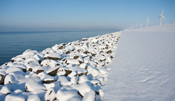 Nieve virgen a lo largo de la interminable costa de los Países Bajos — Foto de Stock