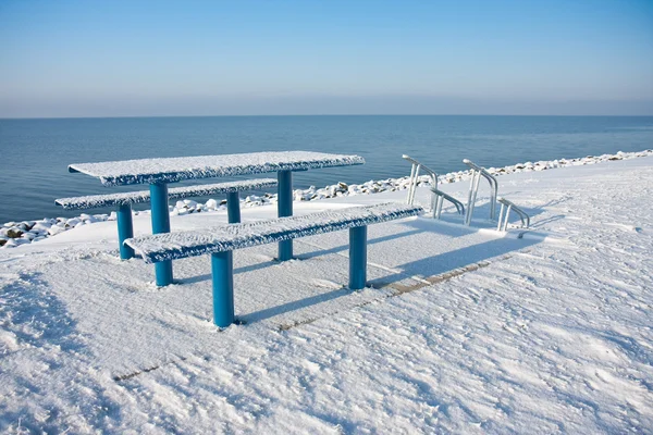 Mesa de picnic fría en invierno —  Fotos de Stock