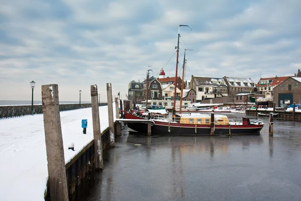 Přístav holandské rybolovu obec urk v zimě — Stock fotografie