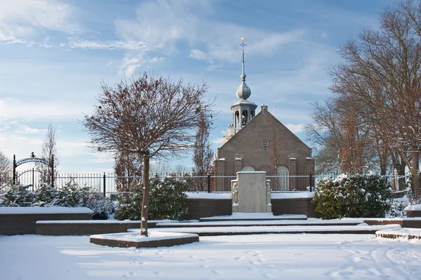 Staré holandské kostel se hřbitovem v zimě — Stock fotografie