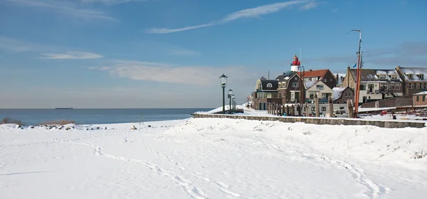 Altes holländisches Fischerdorf im Winter vom Strand aus gesehen — Stockfoto
