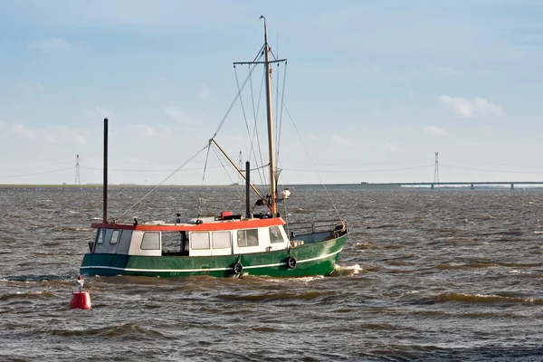 Rybářská loď plující do moře — Stock fotografie