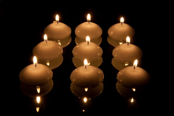 Neun Kerzen im Dunkeln — Stockfoto