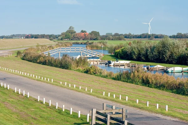 Paisagem rural holandesa típica com campos agrícolas e cursos de água — Fotografia de Stock