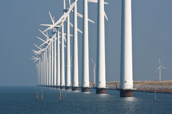 Wielkie wiatraki na holenderskim wybrzeżu — Zdjęcie stockowe