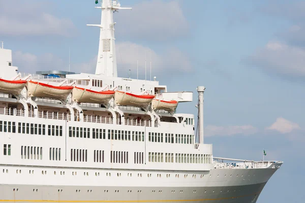Crucero blanco de lujo en un día claro con cielo azul . — Foto de Stock