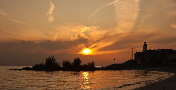 Bel tramonto nel villaggio di pescatori Urk, Paesi Bassi — Foto Stock