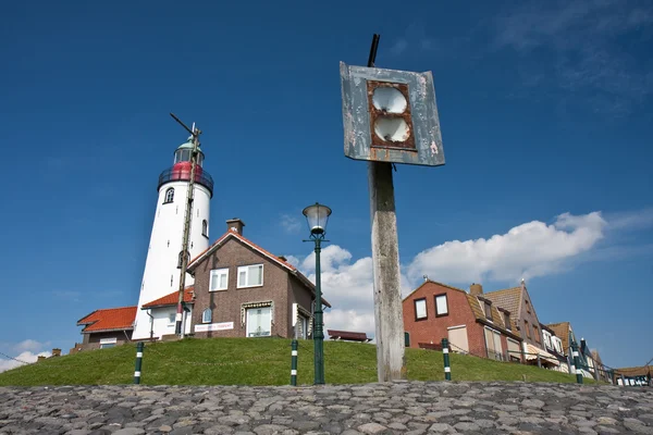 Strandpromenade mit dem Leuchtturm und einem alten Nebelhorn der Fischerei — Stockfoto