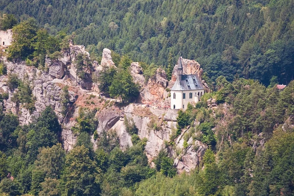 Kaplica w skale w czeskich reoublic — Zdjęcie stockowe