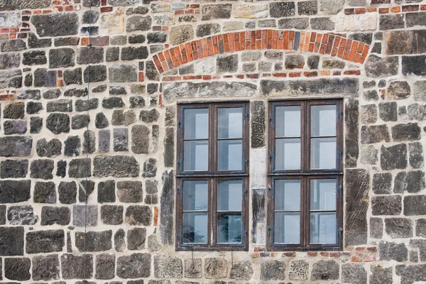 Okno starého hradu v klidném středověké město — Stock fotografie