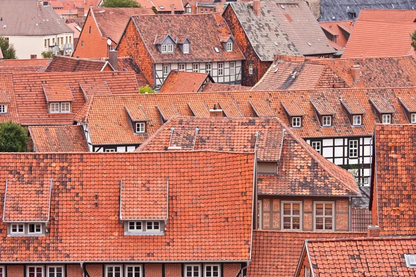 Vänd på de röda takåsarna i den medeltida staden quedlinburg i grodden — Stockfoto