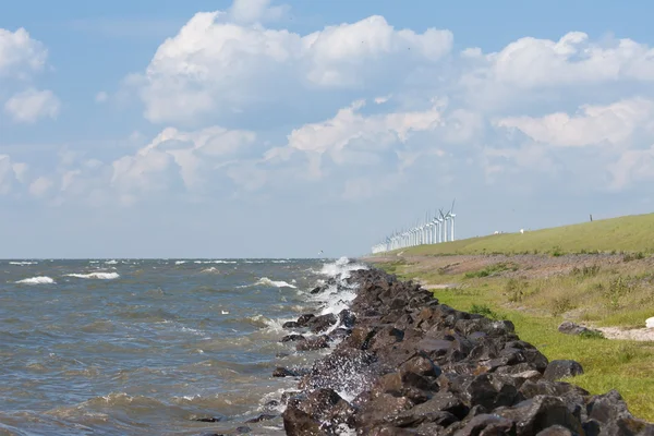 Dike met windmolens in Nederland — Stockfoto