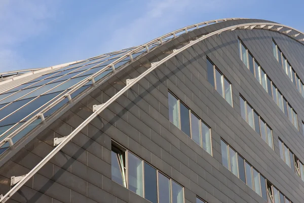 Modern gebouw met gebogen dak van glas — Stockfoto