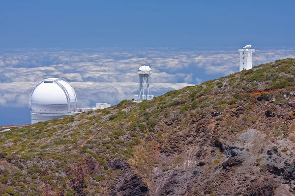Büyük teleskoplar, en yüksek tepe la palma bulutların üstünde — Stok fotoğraf