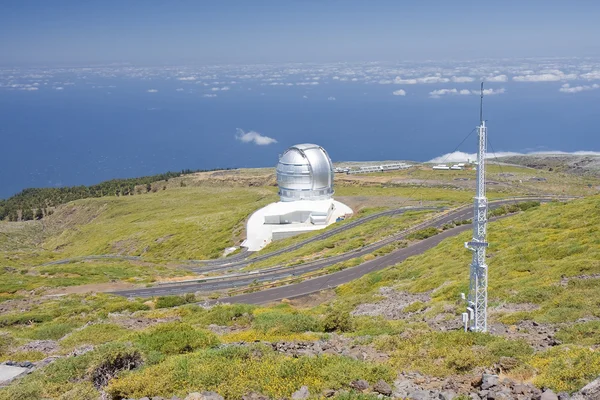 Télescope au-dessus des nuages au plus haut sommet de La Palma, îles Canaries — Photo