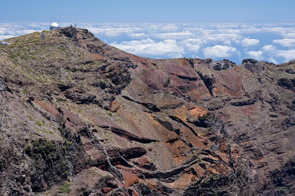 Highest peak with telescope of crater Caldera de Taburiente at L — Stock Photo, Image