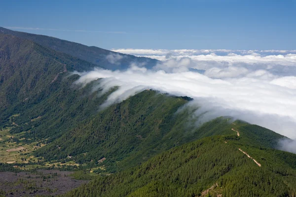 Felhők zuhanó át a hegygerinc: la palma, Spanyolország — Stock Fotó