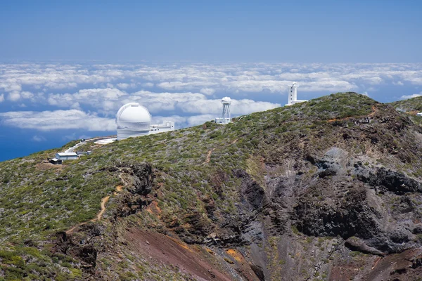 Telescopen op hoogste piek van la palma — Stockfoto