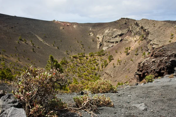 Vulkan med stor krater på la palma, Spanien — Stockfoto