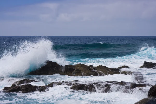 Onde che si infrangono sulla costa rocciosa di La Palma — Foto Stock