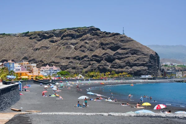 Zonnebaden aan het strand van Tazacorte, La Palma, Spanje — Stockfoto