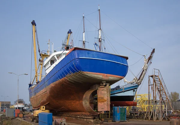 オランダの造船所で修理魚カッター — ストック写真