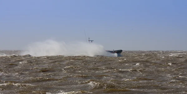 Livbåt i full fart i stormigt väder — Stockfoto