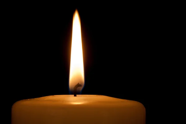 Detalhe de uma vela acesa no escuro — Fotografia de Stock