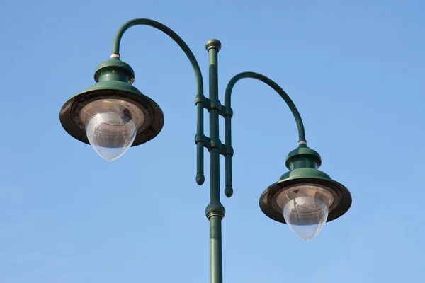 Современный зелёный двойной фонарный столб — стоковое фото