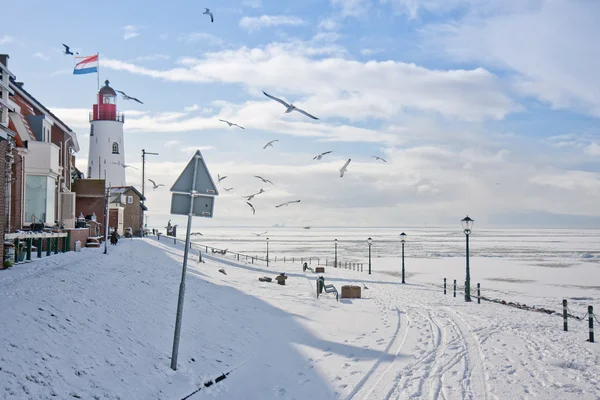 Primera línea de mar del pueblo pesquero holandés en invierno — Foto de Stock