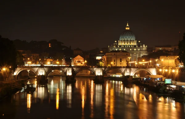 Basílica de São Pedro à noite — Fotografia de Stock