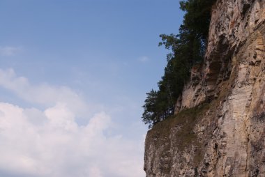 Rock ve orman gökyüzünde