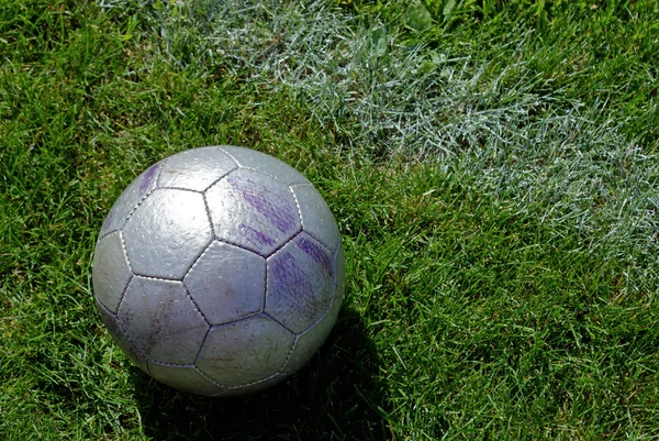 Vieux ballon de football argenté — Photo