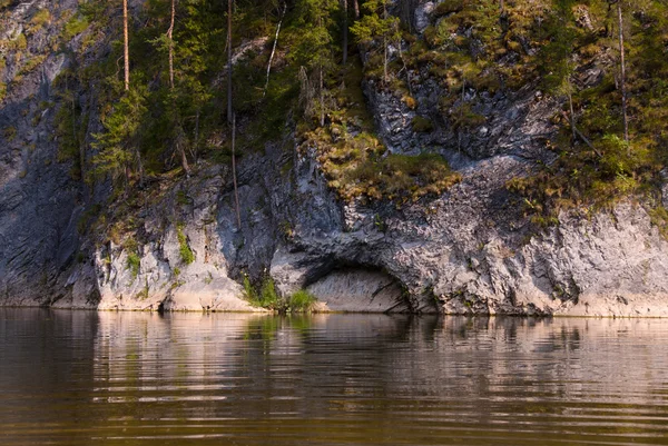 Extraordinära rock på en berg floden zilim. södra Ural Stockbild