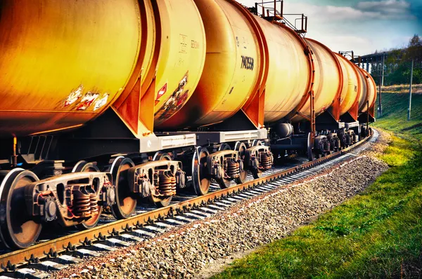 Поїзд з паливними бензиновими баками на залізниці — стокове фото