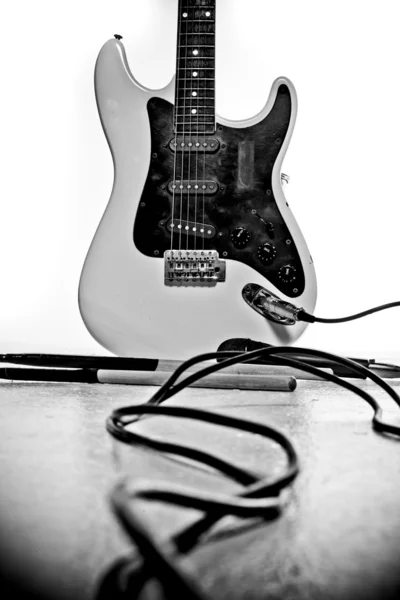 白と黒のエレク トリック ギター ストック写真