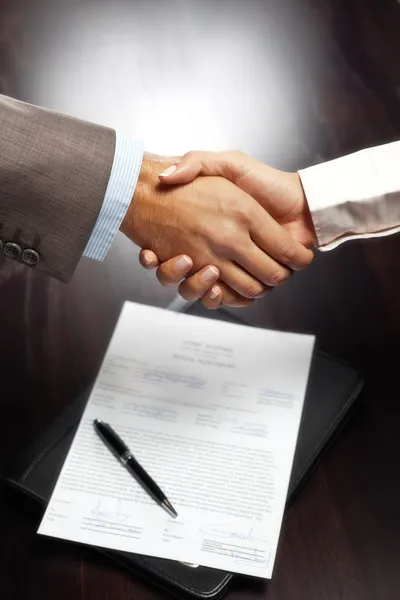 Handshake ovan undertecknade avtalet — Stockfoto