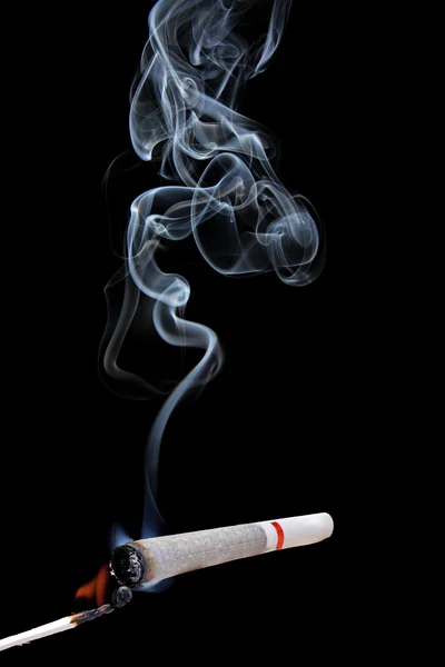 Марихуана с дымом — стоковое фото