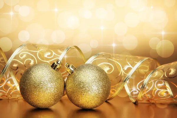 Noel altın baubles, şerit ve bokeh arka plan — Stok fotoğraf