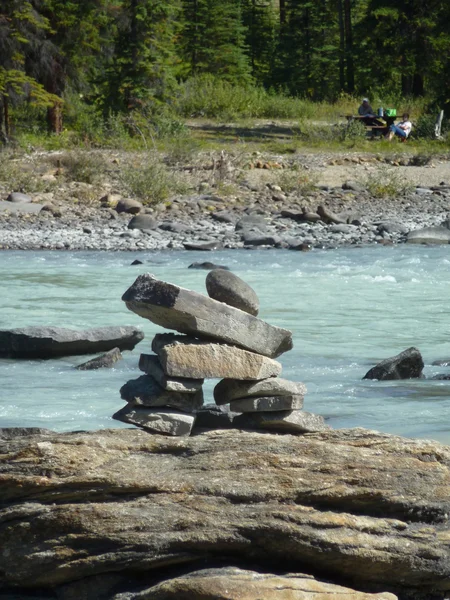 Inukshuk em Athabasca Falls — Fotografia de Stock