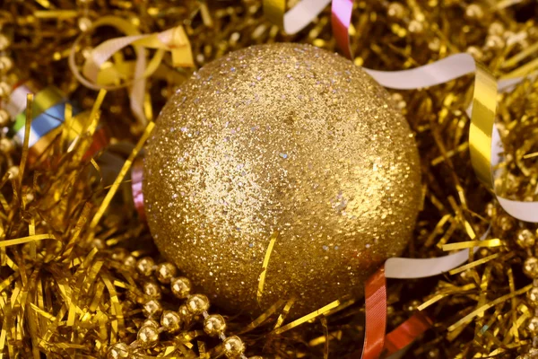 Noel altın top — Stok fotoğraf